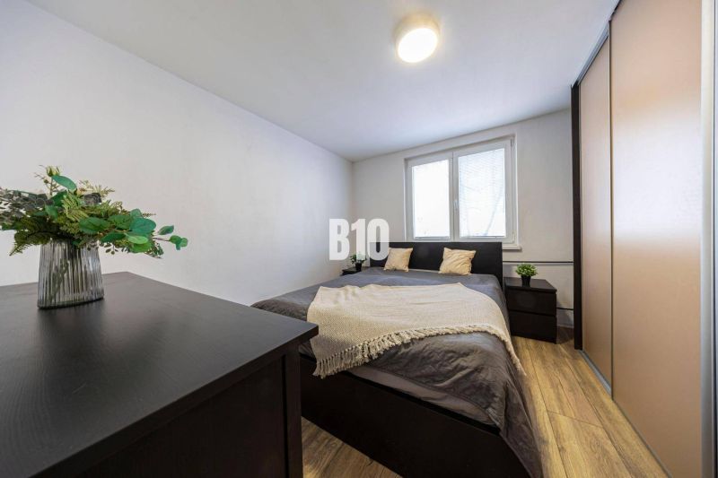 Schlafzimmer mit Doppelbett, Schränken, Kommode, Holzboden, 3-Zimmer-Wohnung.