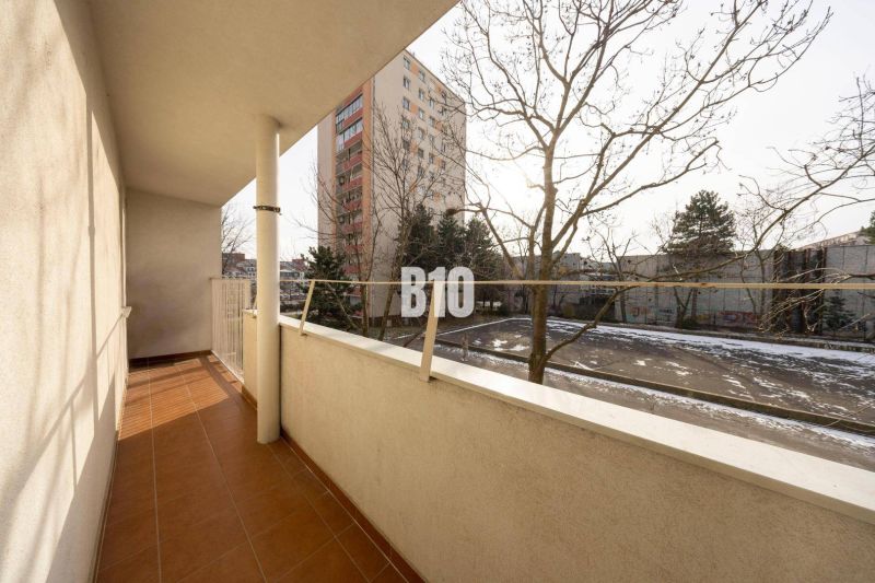 Der Balkon einer 3-Zimmer-Wohnung in der Račianska-Straße in Bratislava III mit Blick auf die Umgebung.