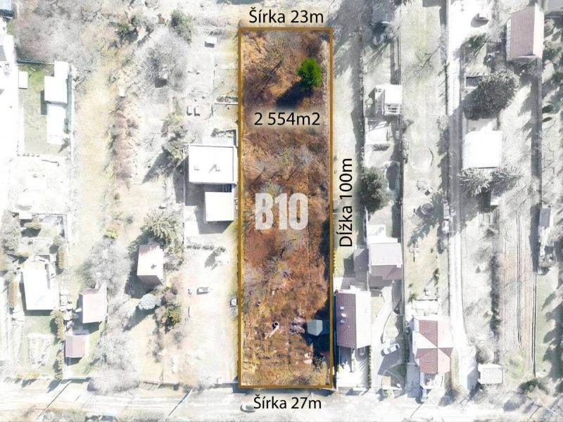 Luftaufnahme eines Baugrundstücks in der Lesná-Straße in Stupava.