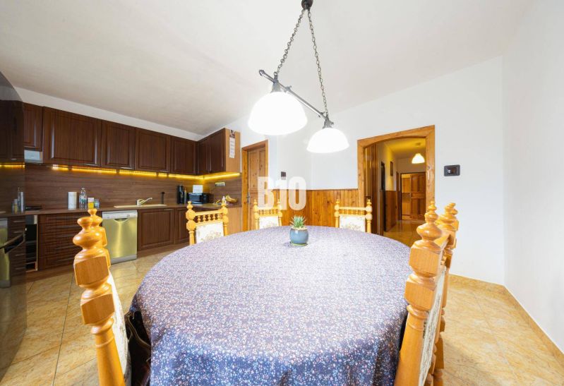 Esszimmer in einem Einfamilienhaus mit Holzelementen und einem dekorierten Tisch.