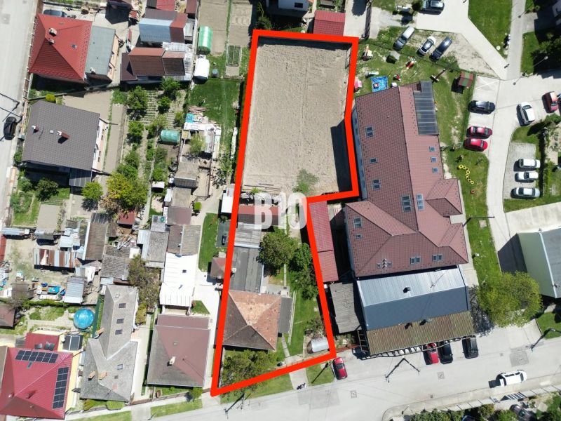 Luftaufnahme von Grundstücken und Einfamilienhäusern in Kalinkovo, markiert mit einer roten Linie.