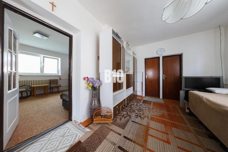 Wohnzimmer in einem Einfamilienhaus mit Möbeln und Teppich.