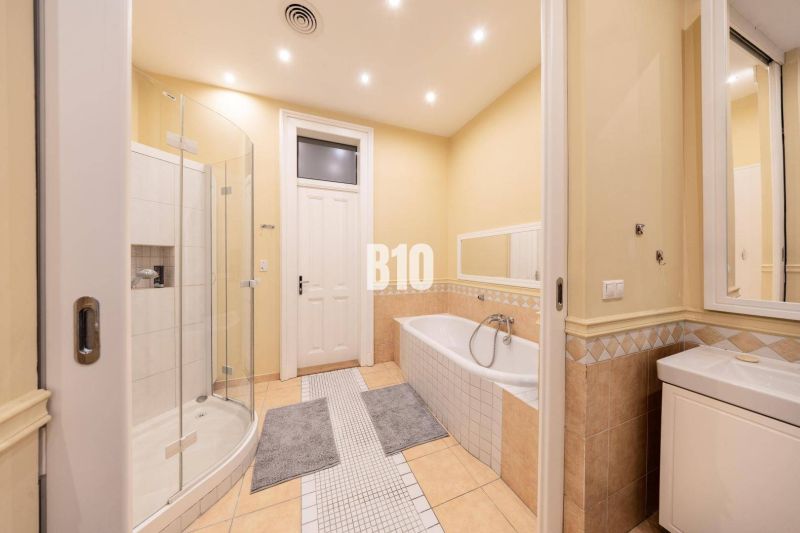 Badezimmer mit Badewanne, Dusche und Waschbecken in einer Wohnung mit 5 oder mehr Zimmern.