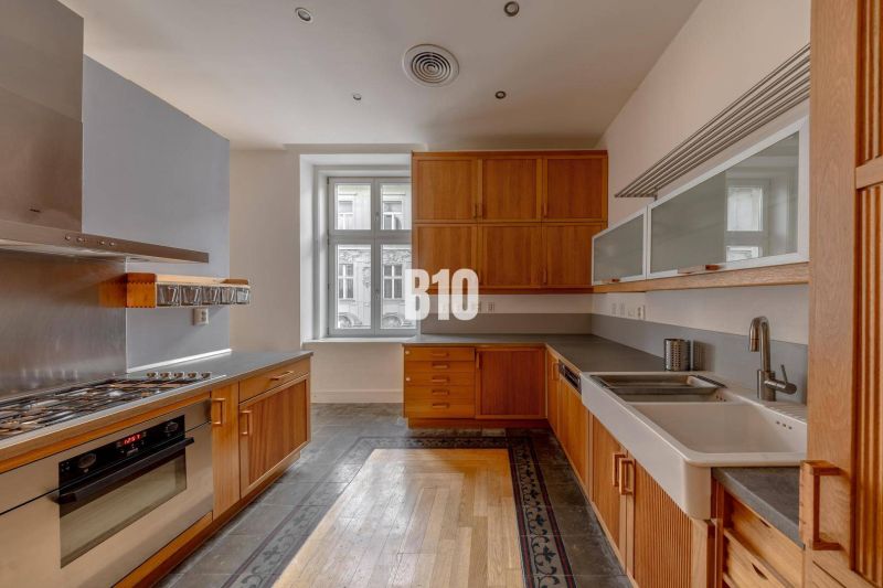 Eine Küche mit Holzboden in einer Wohnung mit 5 oder mehr Zimmern.