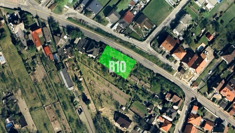 Luftaufnahme von Wohnbaugrundstücken in Marianka, einschließlich Gebäude und Straßennetz.