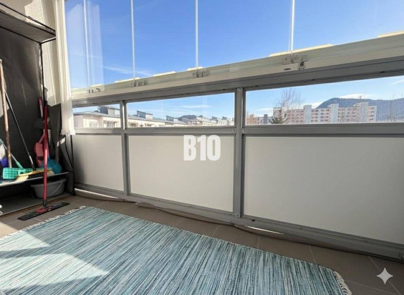 Balkon einer 3-Zimmer-Wohnung in Ružomberok mit Blick auf die Stadt und die Berge.