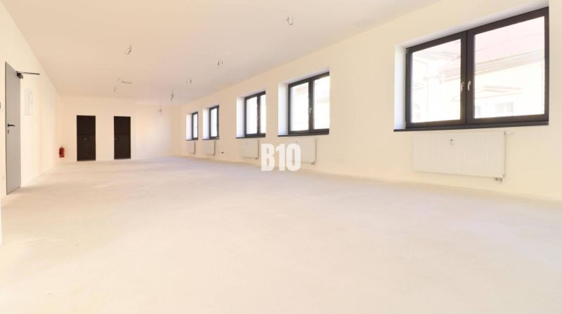 Geräumige Büros mit großen Fenstern und hellem Interieur, ideal für eine Arbeitsumgebung.