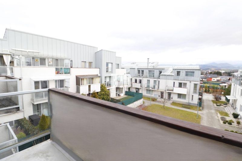 Blick vom Balkon einer 2-Zimmer-Wohnung in Martin auf moderne Wohngebäude.