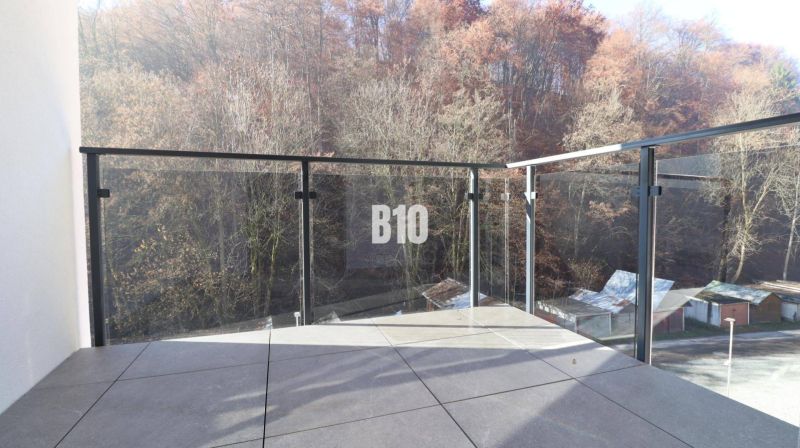 Balkon mit verglastem Geländer und Waldblick in Dolný Kubín, 2-Zimmer-Wohnung.