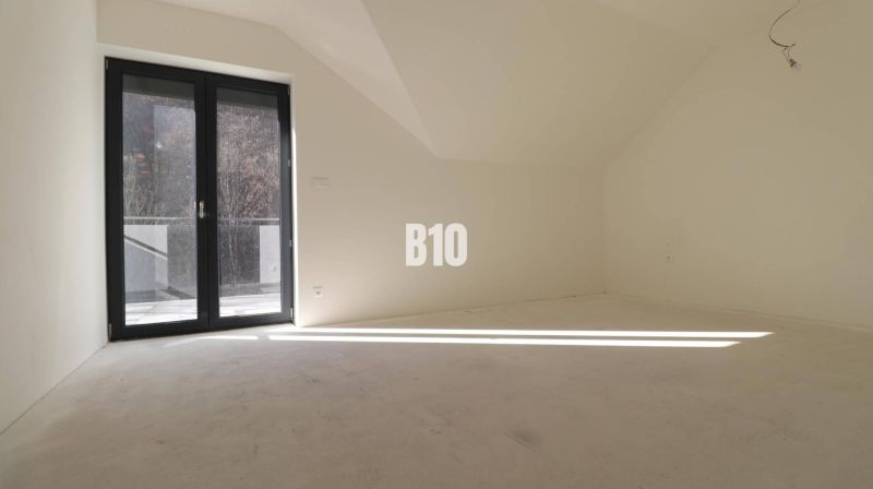 Helles Zimmer in einer 3-Zimmer-Wohnung mit großen verglasten Türen.