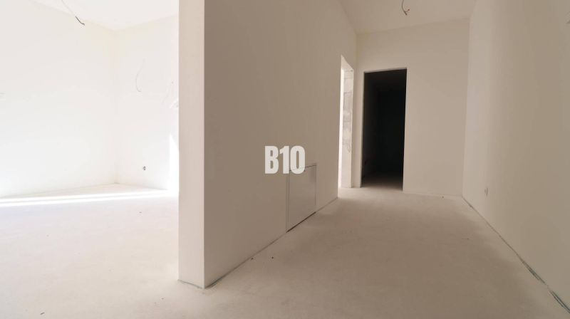 Heller Flur mit weißen Wänden in einer 3-Zimmer-Wohnung.