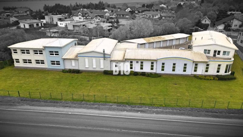 Produktionsräume in Košťany nad Turcom mit weitläufiger Grünfläche in der Industriezone.