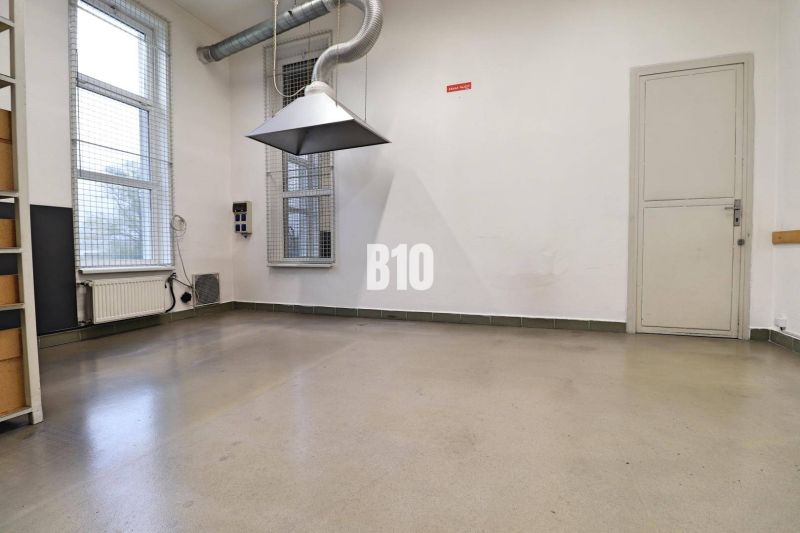 Produktionsräume mit Betonboden, Absauganlage und vergitterten Fenstern.
