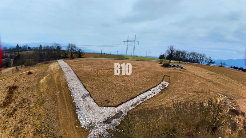 Großes Grundstück mit Zufahrtsstraße, ideal für das Wohnen in der Nähe der Natur.