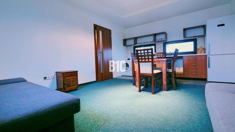 Wohnzimmer mit Sofa, Esstisch und Küchenzeile in einer 3-Zimmer-Wohnung.