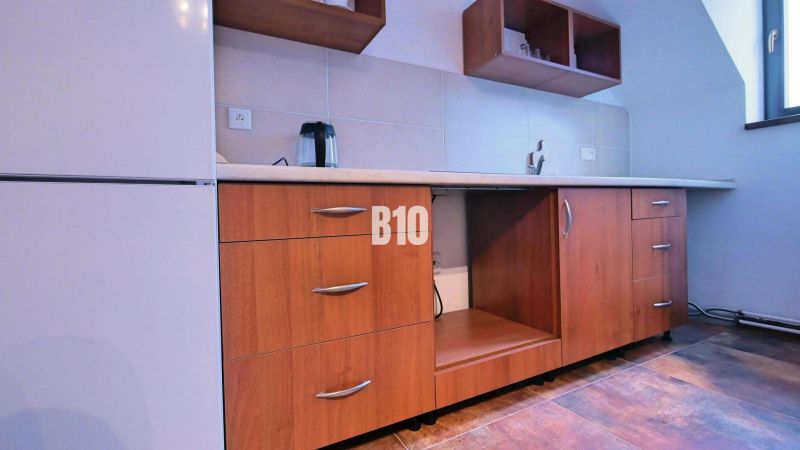 Küchenzeile mit Holzboden in einer 3-Zimmer-Wohnung.