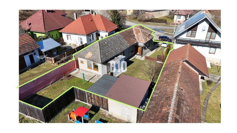 Ein Einfamilienhaus in Ľubela mit Garten, Pavillon und Lagerräumen. Traditionelles Dach und Zaun.