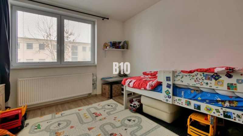 Kinderzimmer mit Bett und Spielzeug, Holzboden in einer 3-Zimmer-Wohnung.