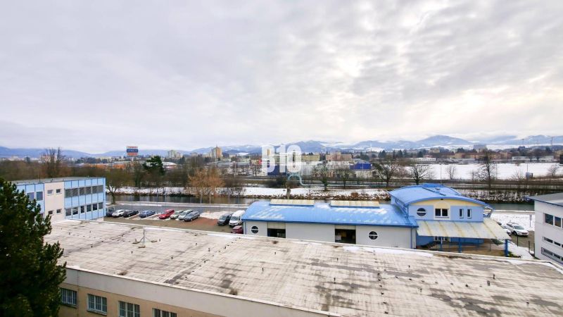 Blick auf die Winterlandschaft der Stadt Martin von der Timravy-Straße mit Industriegebäuden.