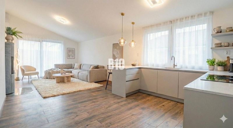 Innenraum eines Einfamilienhauses mit heller Küche, Wohnzimmer und Boden in Holzoptik.