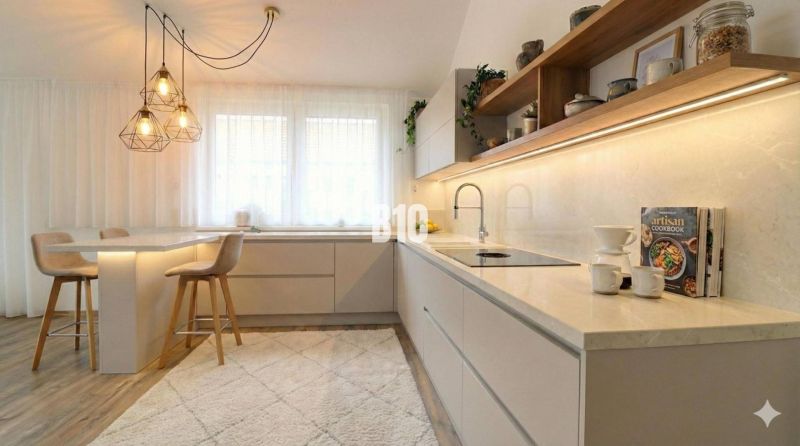 Küche in einem Einfamilienhaus mit Barhockern, interessanten Lampen und einem Boden in Holzoptik.