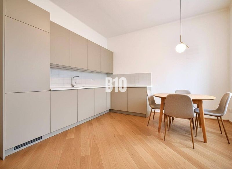 Küche in einem Einfamilienhaus mit Holzboden und Esstisch mit Stühlen.