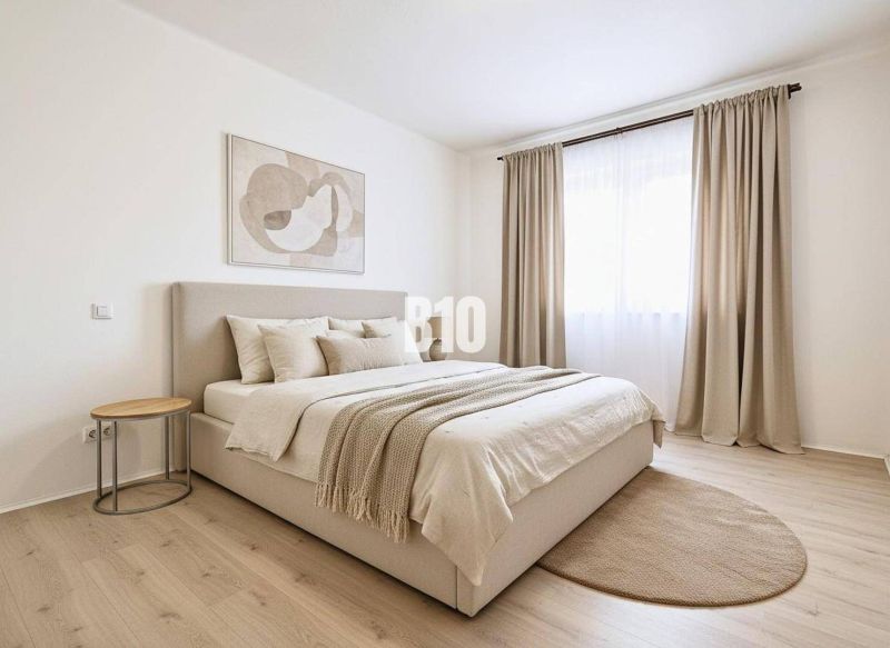 Helles Schlafzimmer mit neutral abgestimmten Textilien und einem Holzboden in einem Einfamilienhaus.