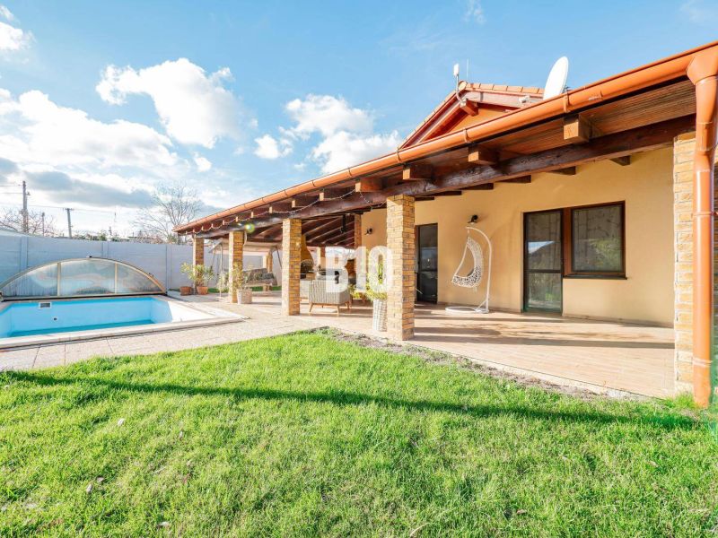 Ein Einfamilienhaus in Nitra mit Garten und einem überdachten Pool.