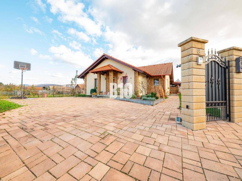Ein Einfamilienhaus in Nitra mit einem geräumigen Hof und einem Basketballkorb vor dem Eingangstor.