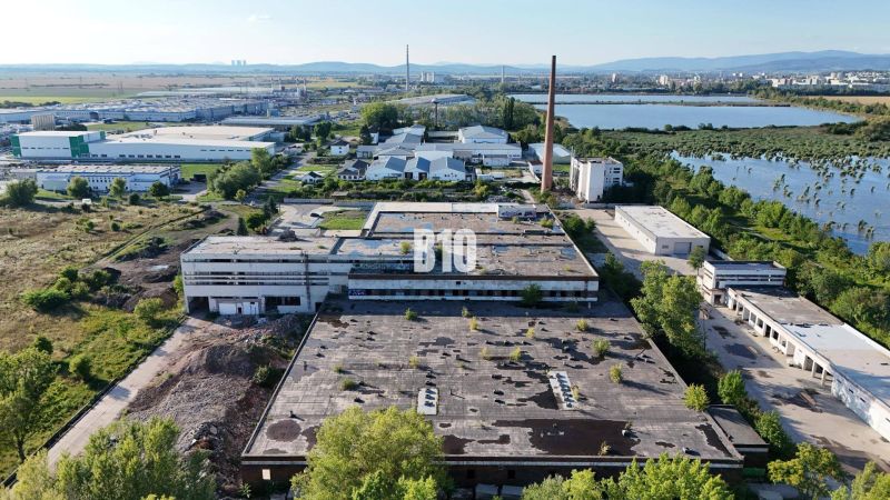 Produktionsräume in Levice, umgeben von Grünflächen und einer Industriezone.