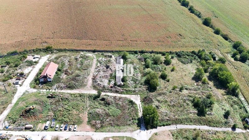 Ländliches Anwesen bei Levice mit landwirtschaftlichen und forstwirtschaftlichen Flächen, umgeben von Feldern und Straßen.