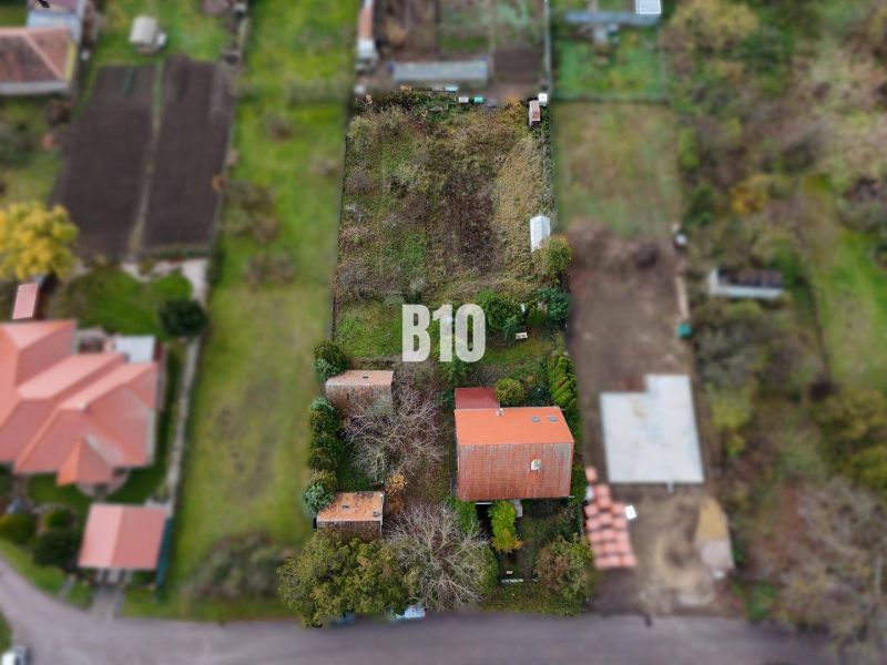 Ein Einfamilienhaus in Vlkas mit großem Grundstück und rotem Dach in ruhiger Lage.