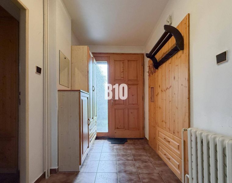 Flur in einem Einfamilienhaus mit Holzelementen und Möbeln.