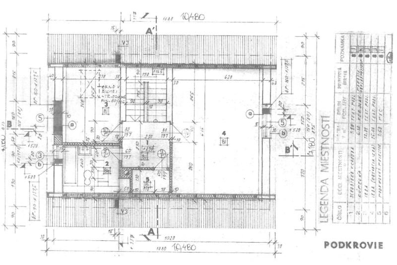 Architektonischer Plan des Dachgeschosses eines Einfamilienhauses mit Details der Zimmer und Maßen.