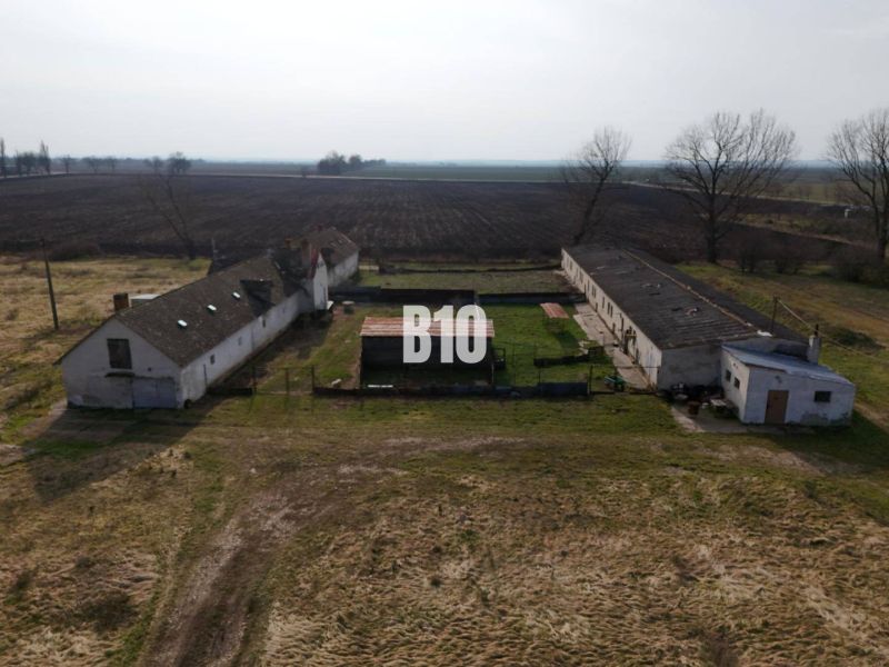 Produktionsstätten in Ture mit älteren Gebäuden, inmitten einer landwirtschaftlichen Landschaft.