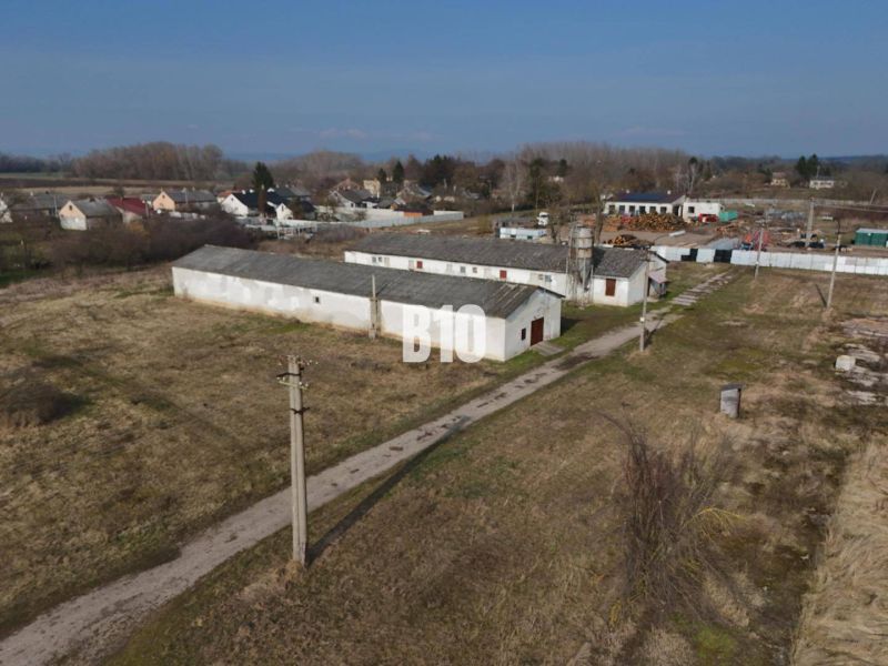 Produktionsräume in der Stadt Turá, umgeben von bewaldeter und ländlicher Landschaft.