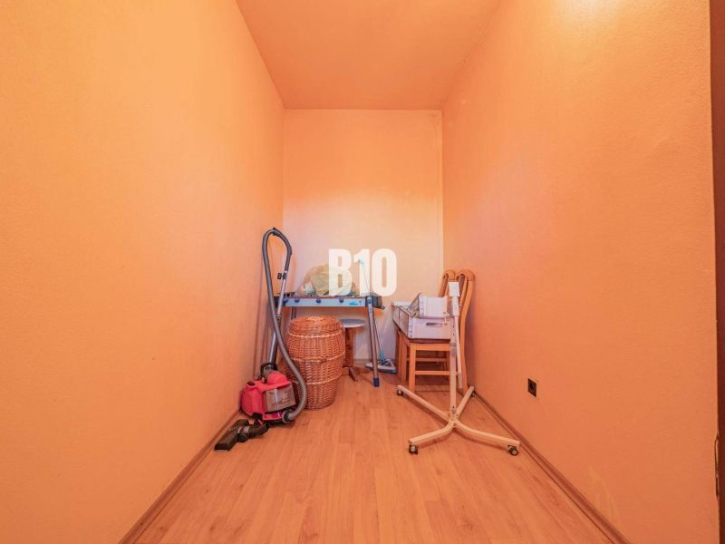 Stauraum in einer 3-Zimmer-Wohnung mit Holzboden.