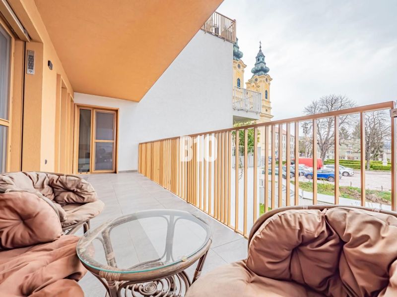 Der Balkon der 3-Zimmer-Wohnung in Nitra bietet einen Blick auf das Stadtzentrum.