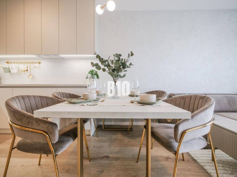 Küche und Essbereich in einer 2-Zimmer-Wohnung mit Holzboden.