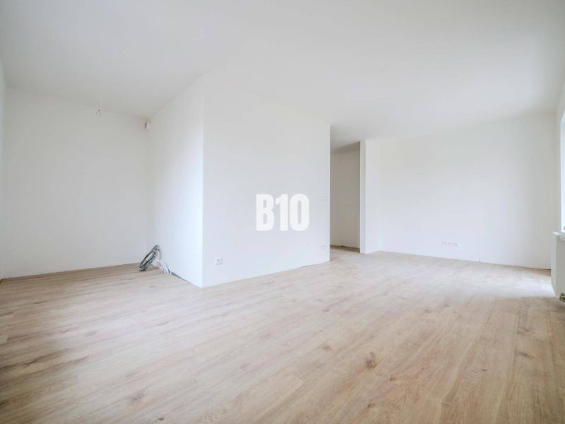 Helle und geräumige 1-Zimmer-Wohnung mit neuem Holzboden und sauberen Wänden.