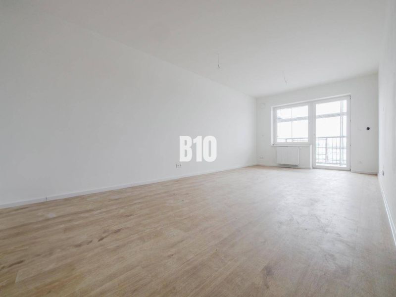 Geräumige und helle 2-Zimmer-Wohnung mit Parkettboden und Balkon.