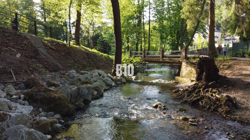 Bach und Brücke in Trenčianske Teplice, ideal für Grundstücke - Wohnen.