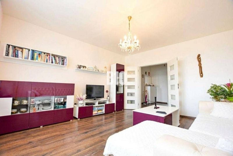 Wohnzimmer in einer 3-Zimmer-Wohnung mit Holzboden und stilvollen Möbeln.