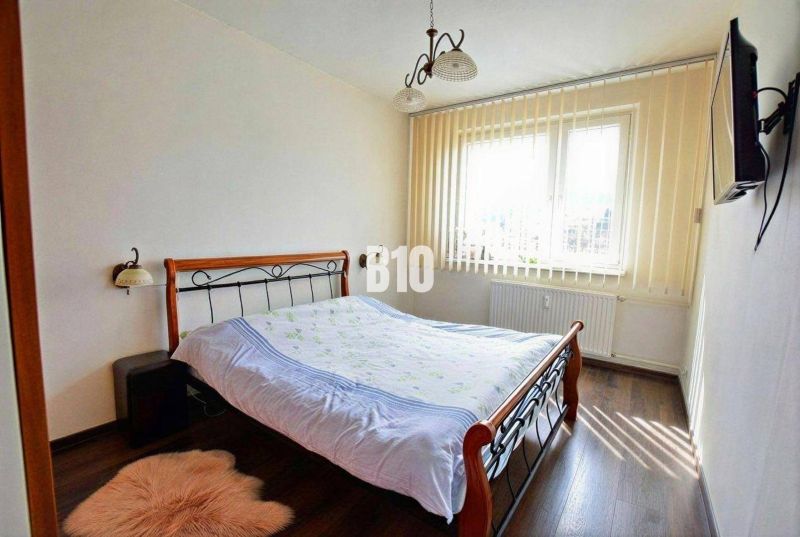 Schlafzimmer mit Doppelbett und Holzboden, 3-Zimmer-Wohnung.