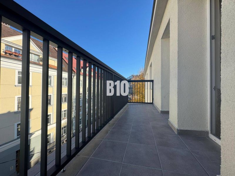 Balkon mit Blick auf die Gebäude in Žilina, geeignet für eine 2-Zimmer-Wohnung.
