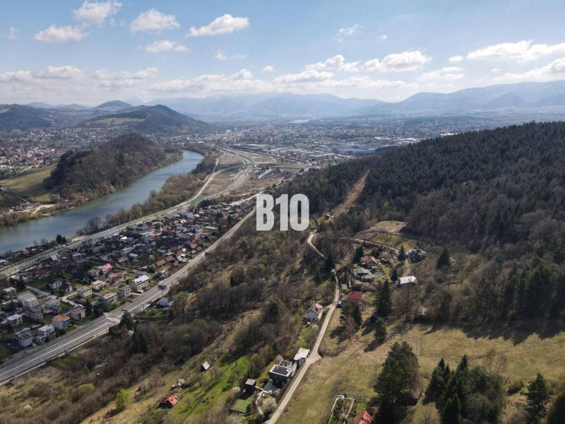 Luftaufnahme der Umgebung von Žilina, Grundstücke – Wohnen, Fluss und Wälder.