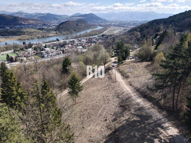 Grundstücke - Wohnen in Žilina mit Panorama des Flusses und der umliegenden Hügel.