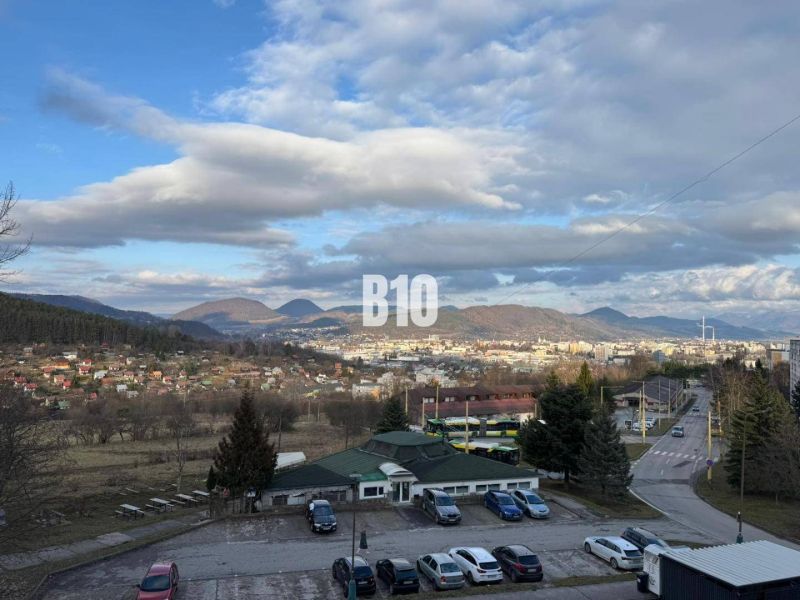 Blick auf die Stadt Žilina von einer 3-Zimmer-Wohnung in einer wunderschönen Berglandschaft.