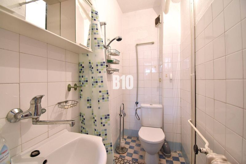 Badezimmer in einem Einfamilienhaus mit Fliesen und Duschkabine.