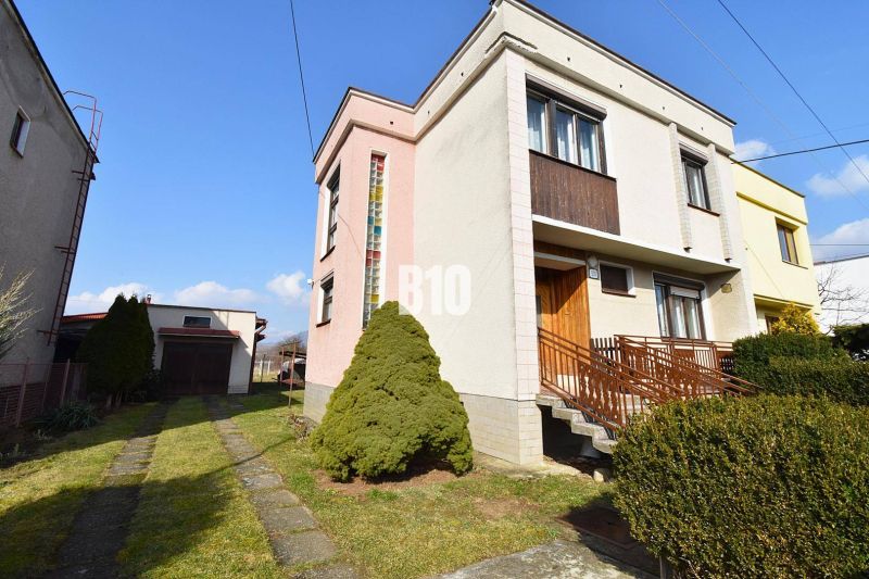 Ein Einfamilienhaus in Žilina mit Garage, Garten und Zufahrtsstraße in einem ruhigen Viertel.